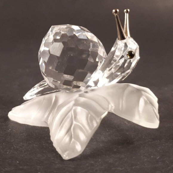 Swarovski snail on a frosted wine leaf - Picture 5 of 9